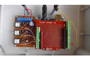 osazený převodník měření AC proudu s Arduino Uno na montážní desce pro Arduino